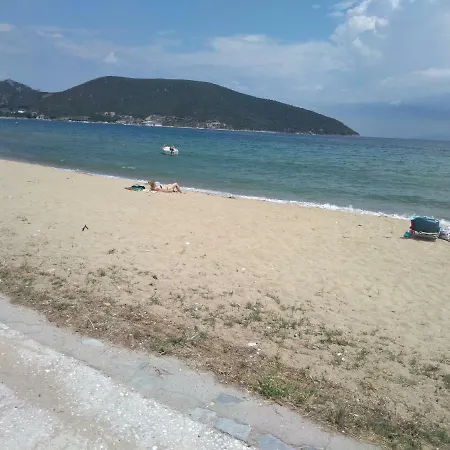 Eleni Di Mare Néa Péramos